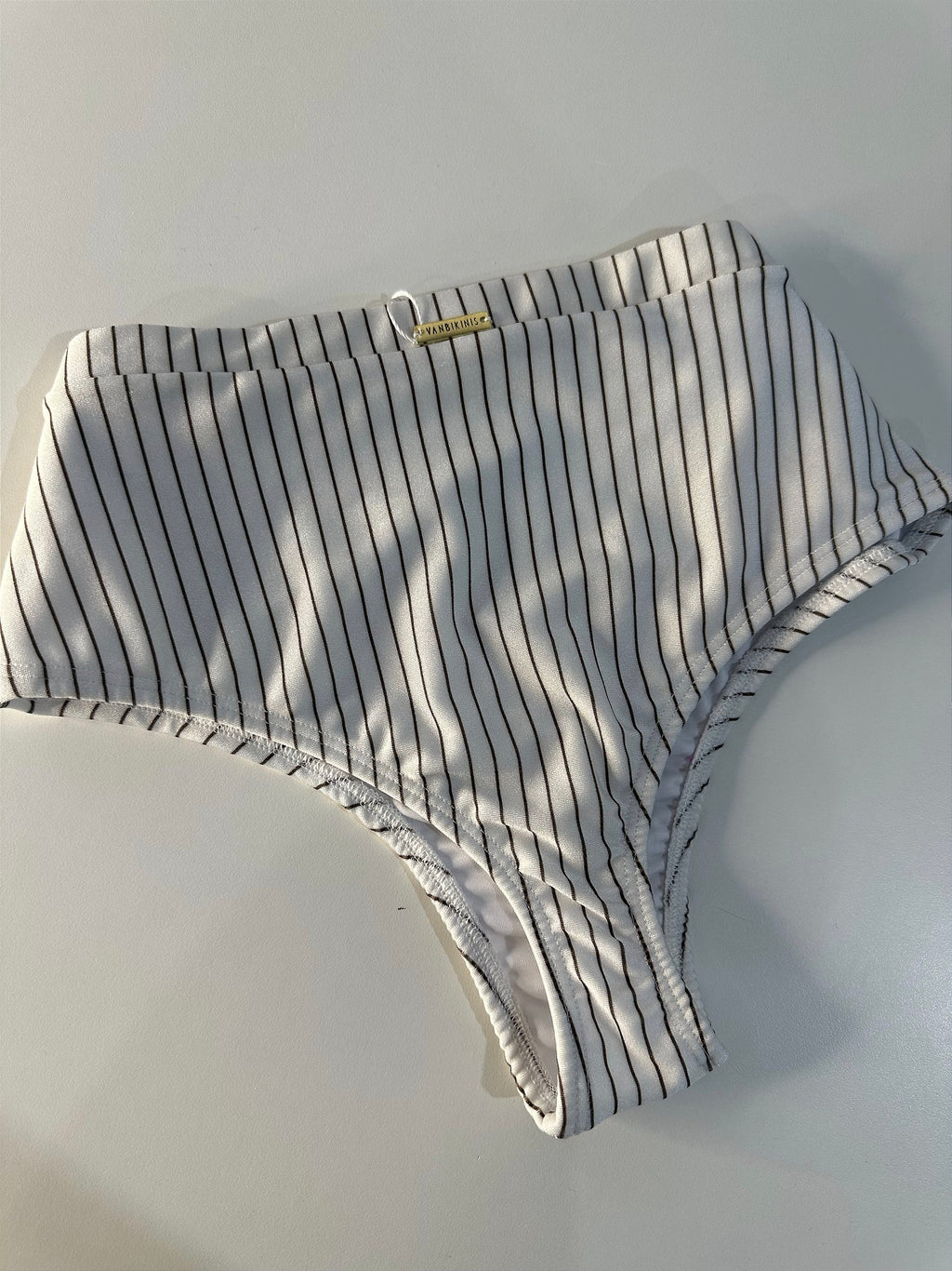 Calcinha hot pants 151 fio tecido risca giz off ( BOJO NÃO INCLUSO)