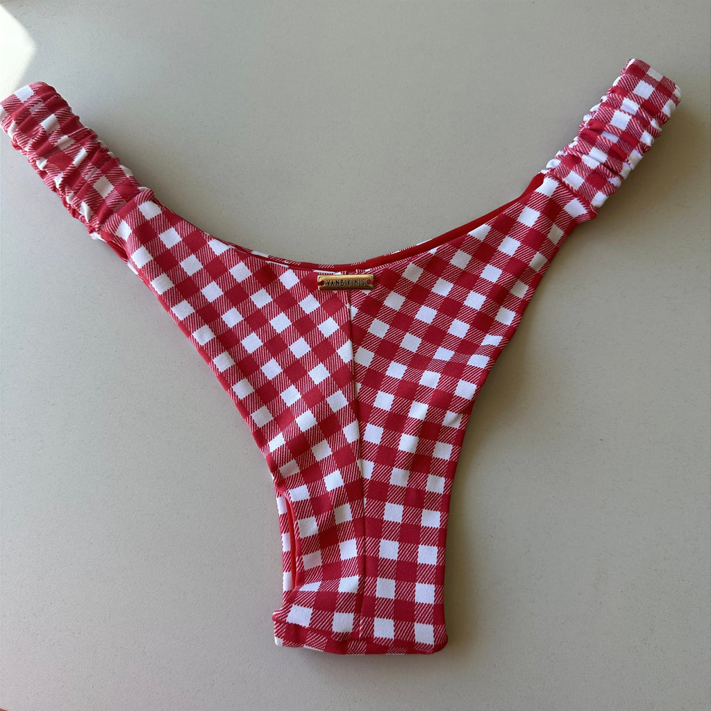 Calcinha Frufru Xadrez vermelho (BUSTO NÃO INCLUSO)