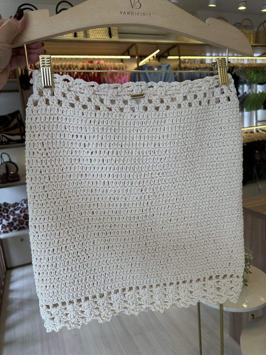 Saia off white trama fechada crochê