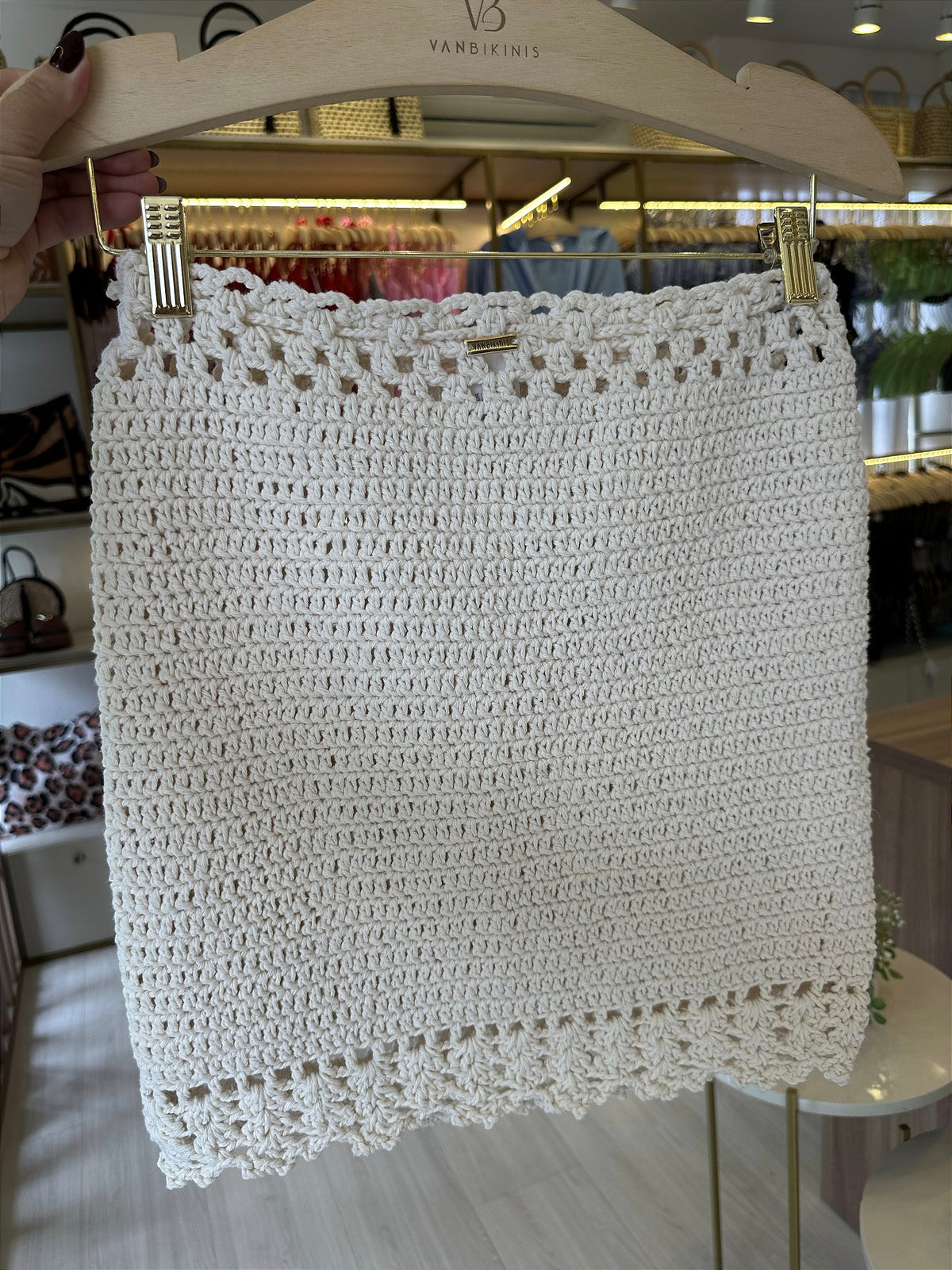 Saia off white trama fechada crochê
