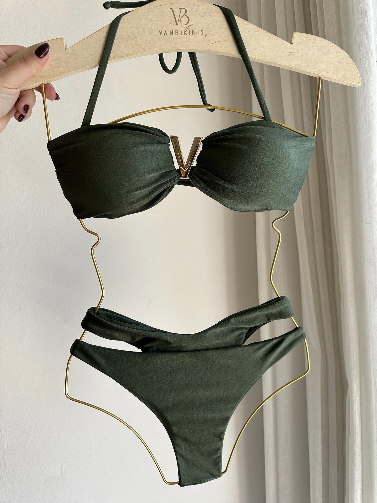 Top tomara caia com alcinhas opcionais com acessório V tecido Glow verde militar (CALCINHA NÃO INCLUSO)