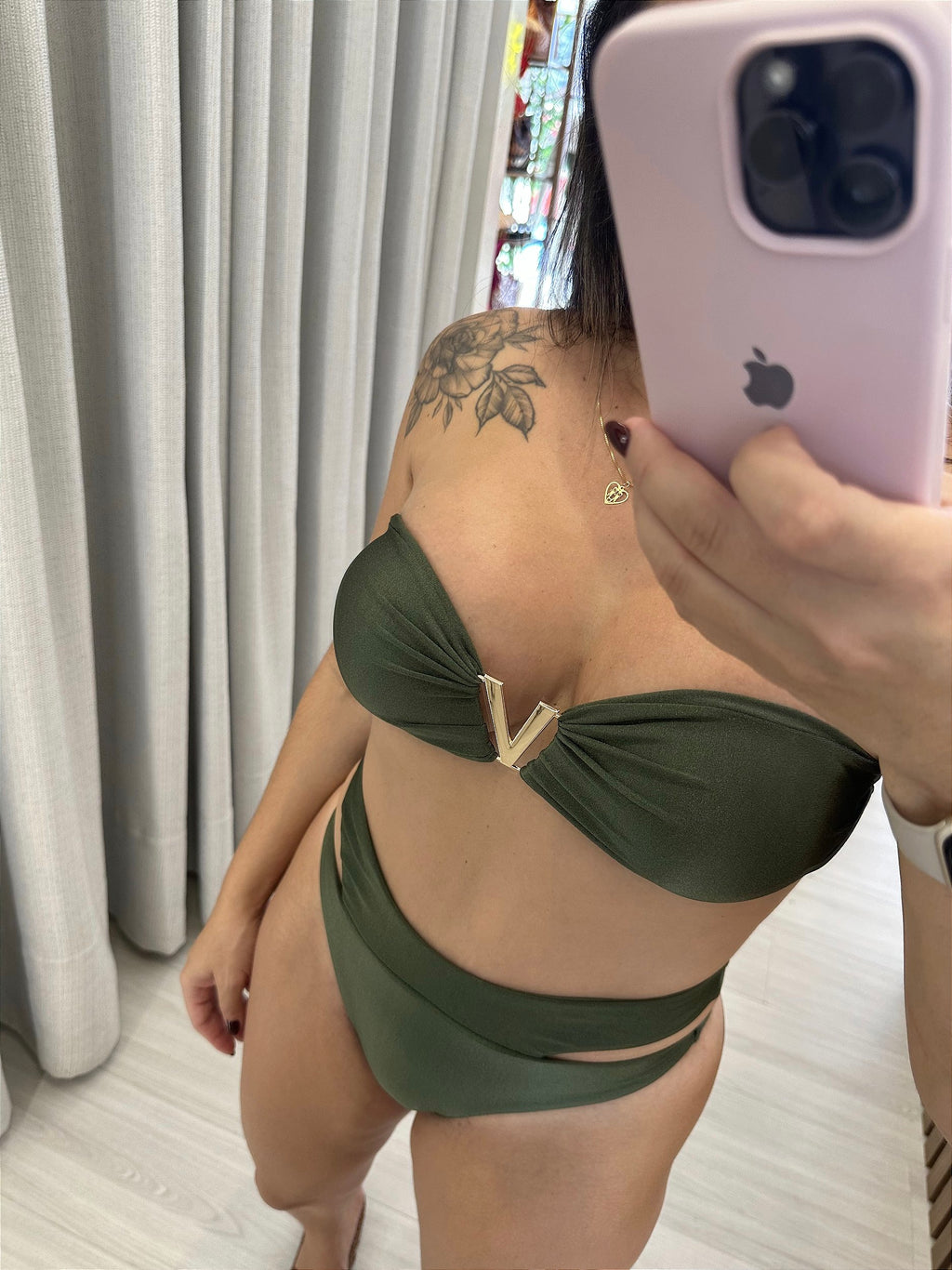 Top tomara caia com alcinhas opcionais com acessório V tecido Glow verde militar (CALCINHA NÃO INCLUSO)