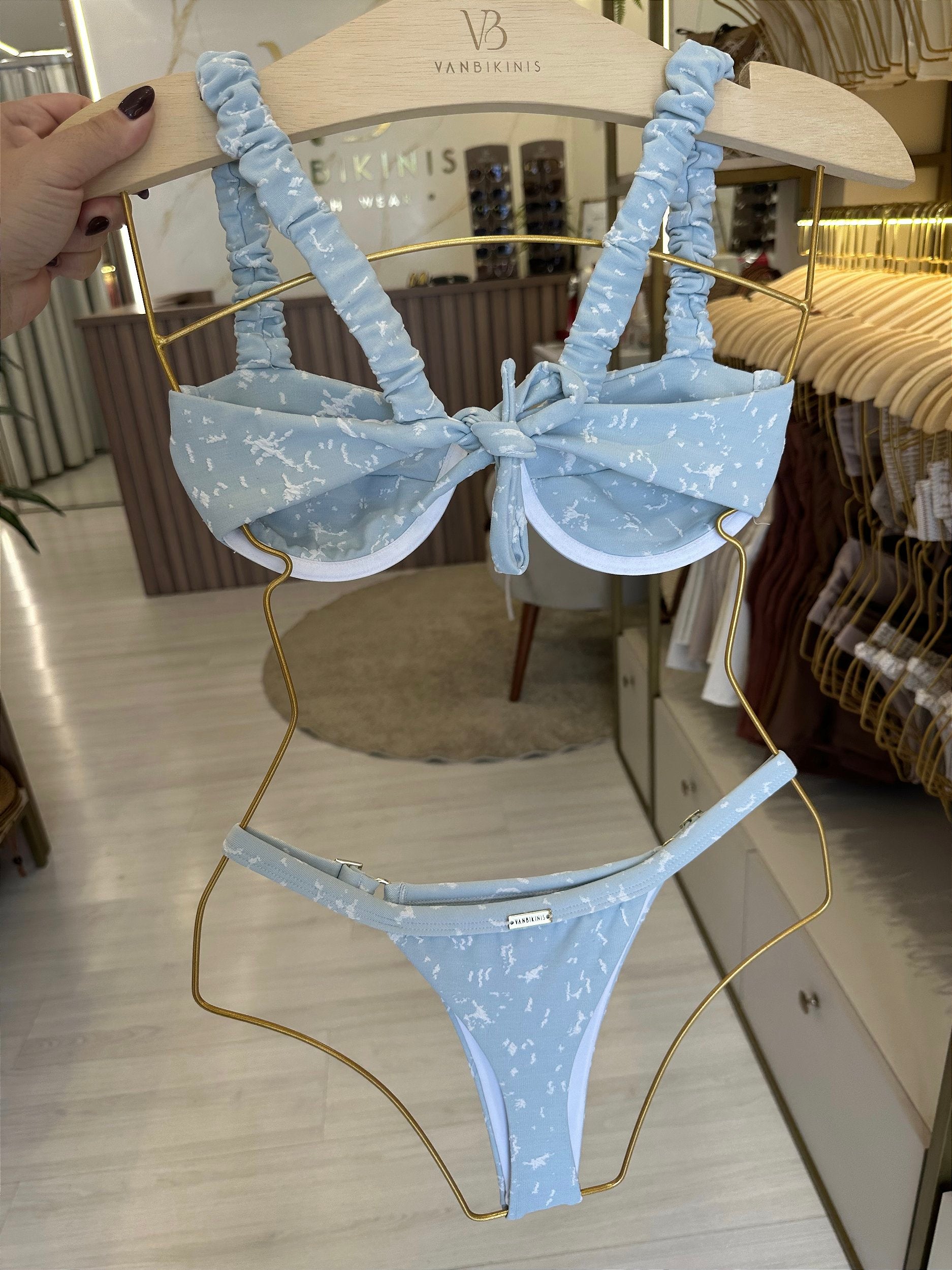 Top meia taça aro quadrado com bojo removível e fru-fru largo alça tecido brisa azul ( valor somente do top)